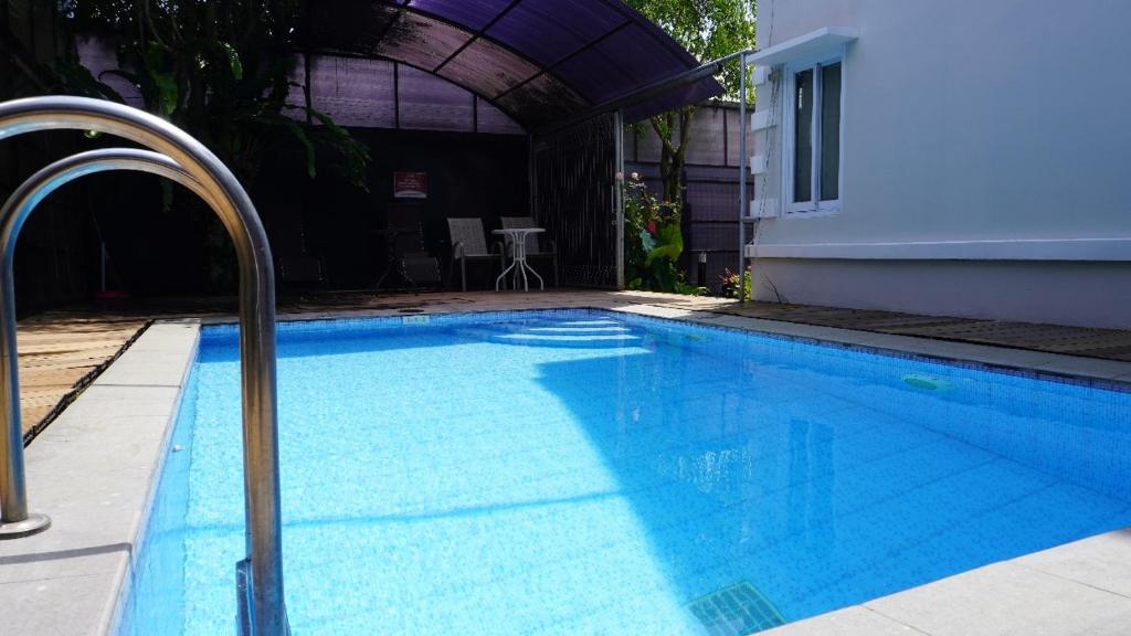 Bazén v ubytování Diyar Villas Puncak K3/9 nebo v jeho okolí