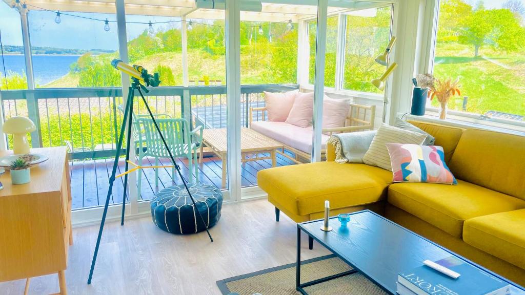 Posezení v ubytování Dejligt sommerhus med udsigt over fjorden