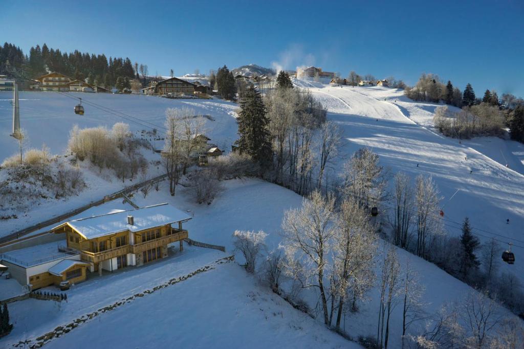 an aerial view of a house in the snow at Das Chalet in Schladming