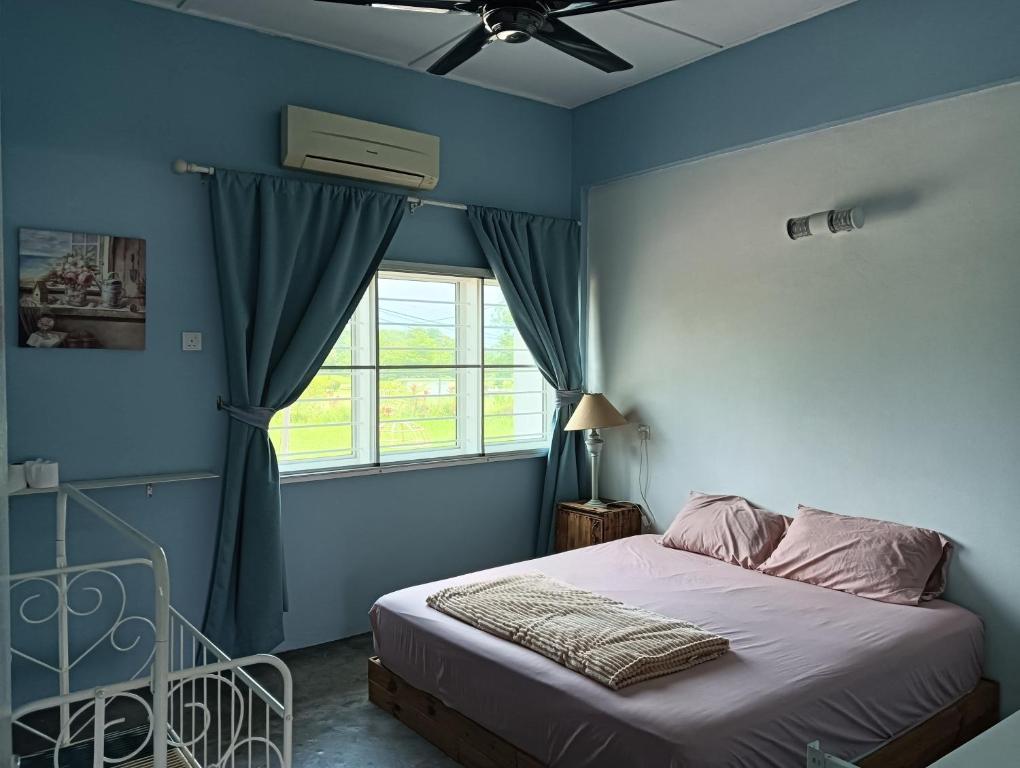 Ένα ή περισσότερα κρεβάτια σε δωμάτιο στο H&T Vintage Decor Homestay