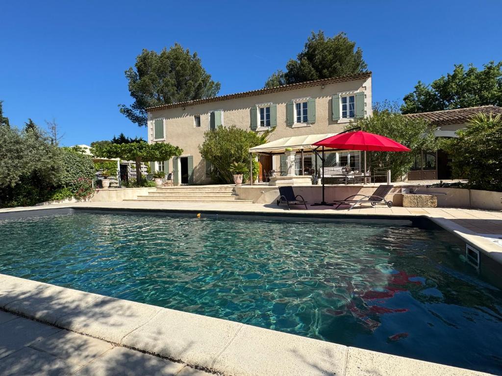 Piscina de la sau aproape de Appel du Luberon