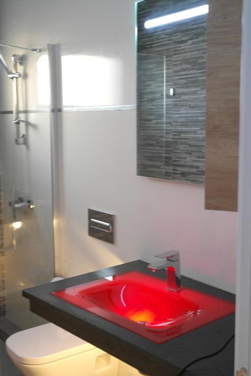 A bathroom at Villa Royale Trespalomas