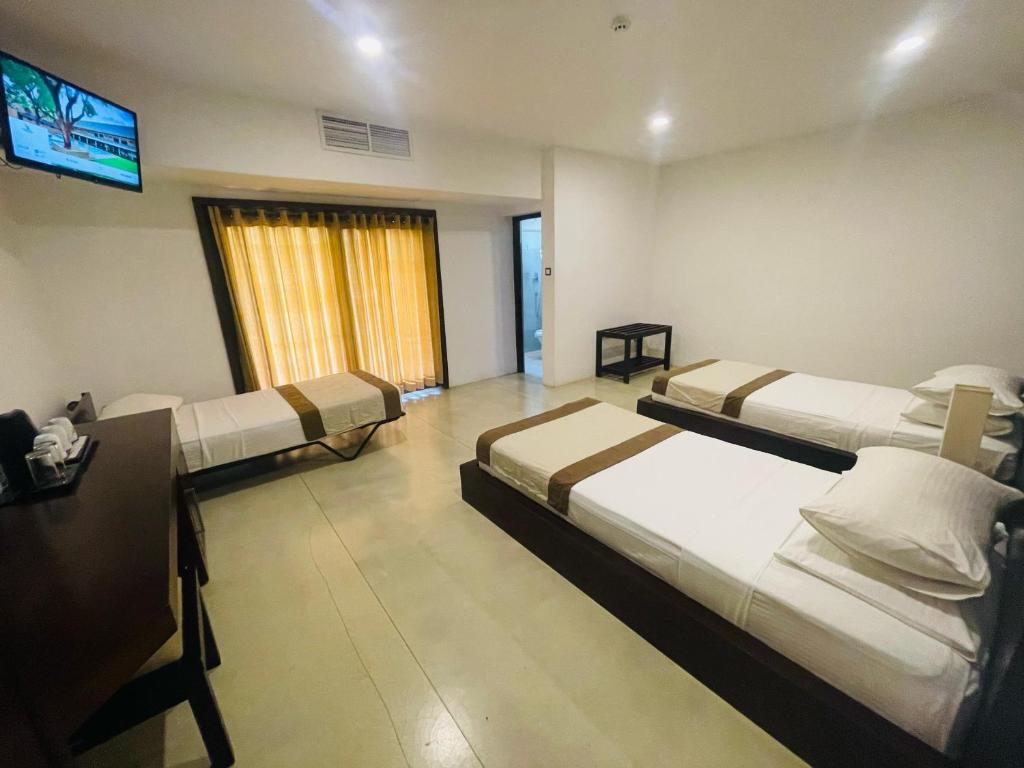 Postel nebo postele na pokoji v ubytování Rajarata Hotel Anuradhapura