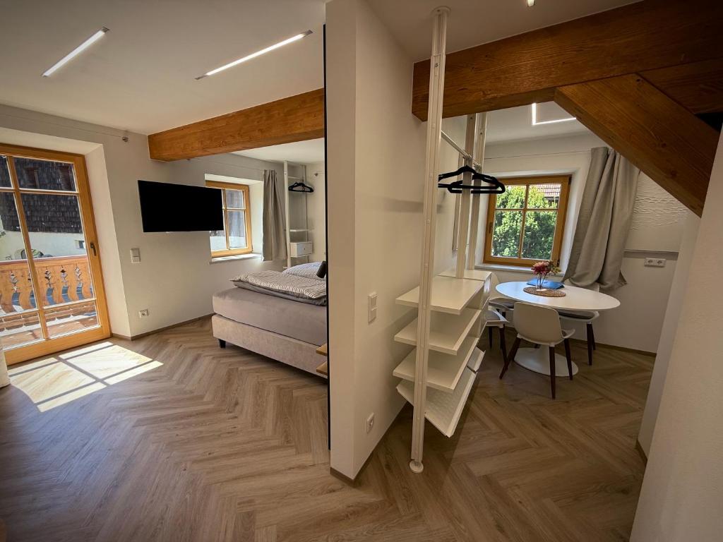 TV a/nebo společenská místnost v ubytování Attersee Apartments