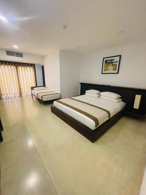 Postel nebo postele na pokoji v ubytování Rajarata Hotel Anuradhapura