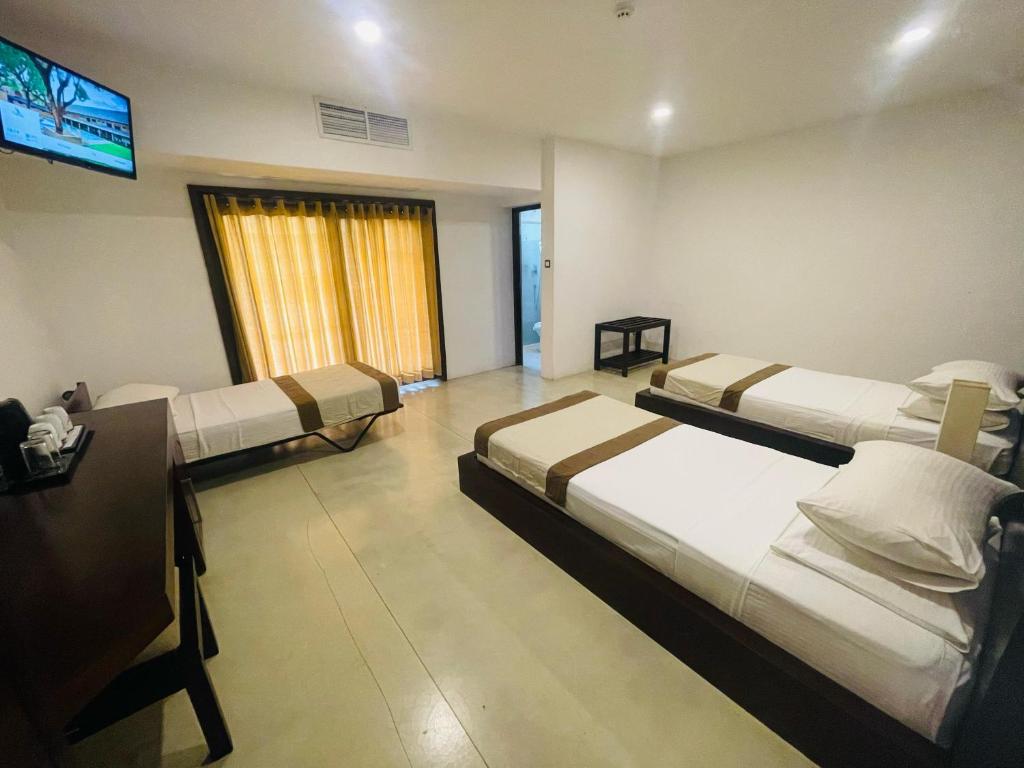 Postel nebo postele na pokoji v ubytování Rajarata Hotel Anuradhapura