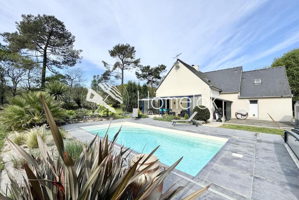 une piscine devant une maison dans l'établissement Villa avec piscine chauffée - En pleine nature, à Sainte-Hélène
