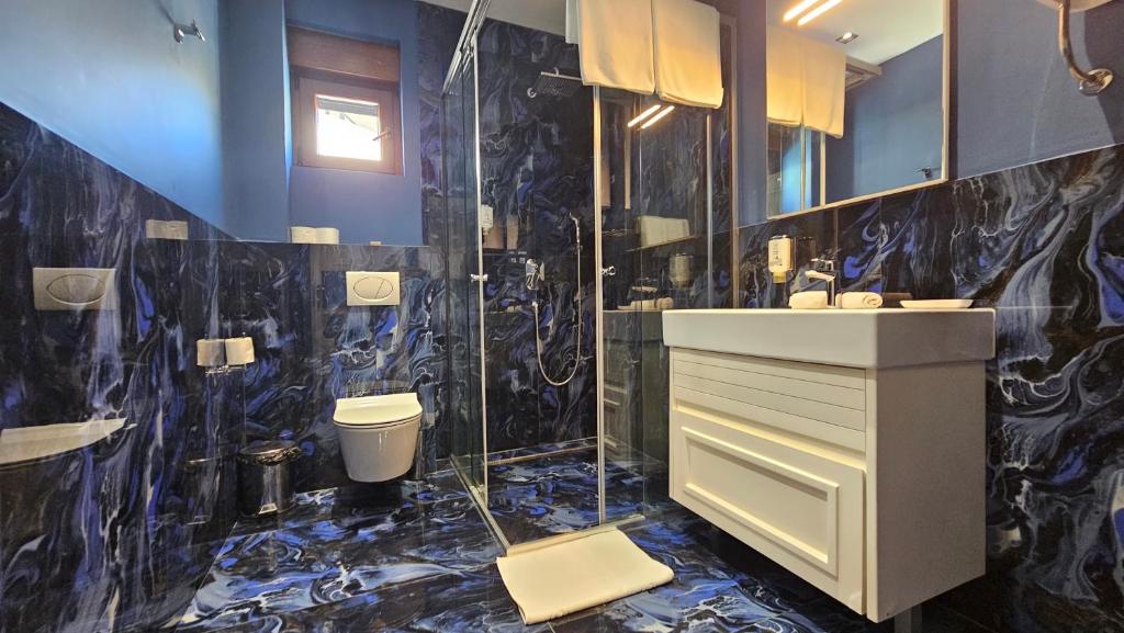 Koupelna v ubytování Royalis Suites Budva
