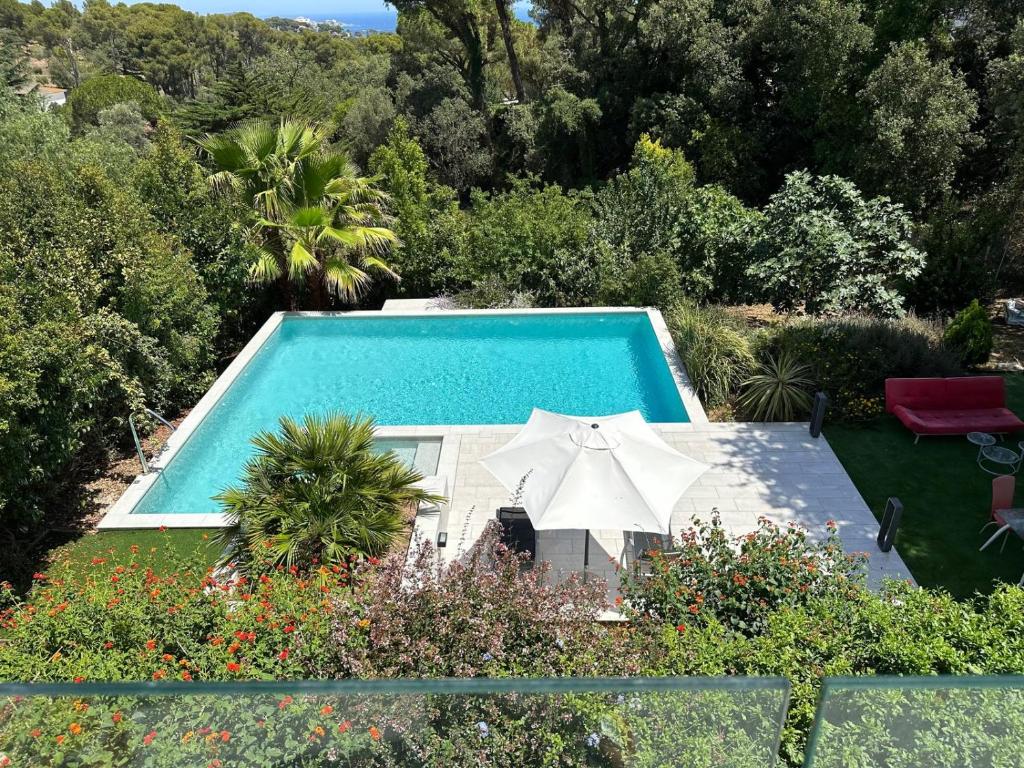Πισίνα στο ή κοντά στο Maison vue mer avec piscine et jardin verdoyant à Platja d'Aro