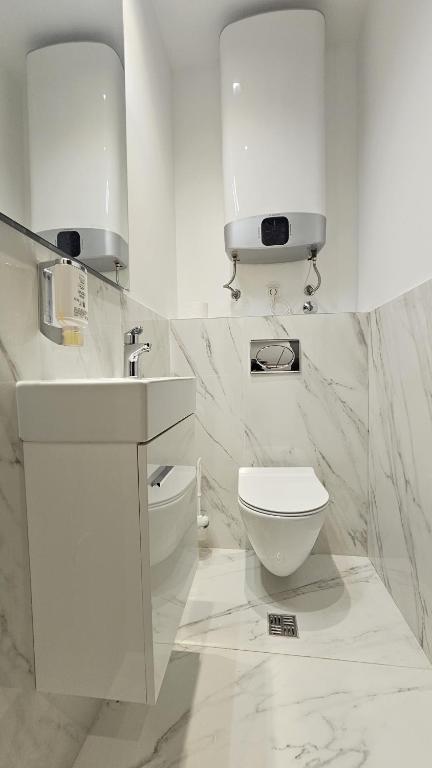 Koupelna v ubytování Royalis Suites Budva