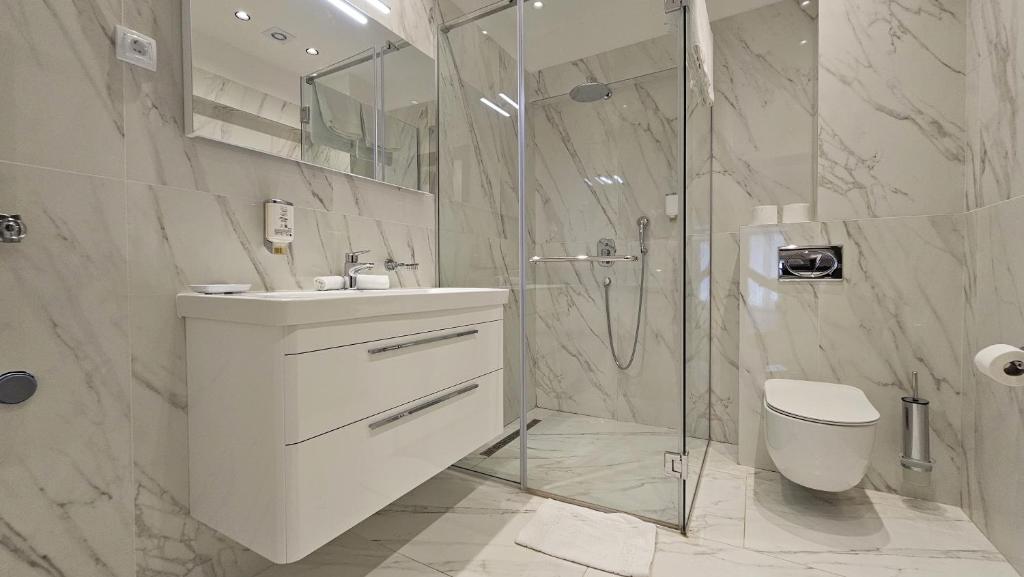 Koupelna v ubytování Royalis Suites Budva