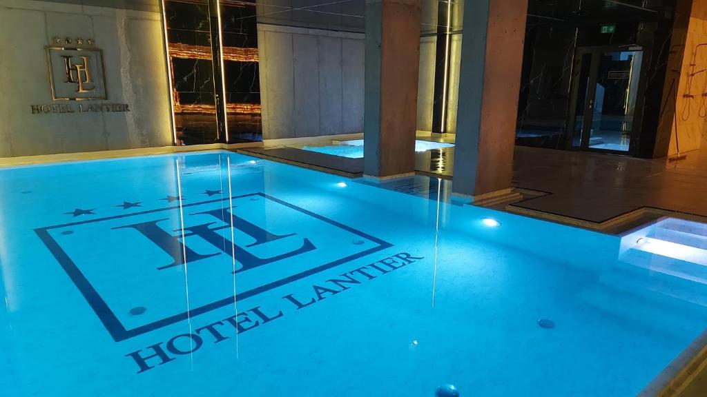 Bazén v ubytovaní Hotel Lantier Wellness & Spa alebo v jeho blízkosti