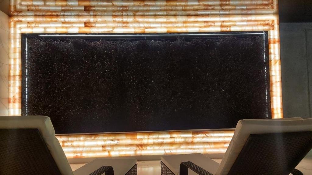Televízia a/alebo spoločenská miestnosť v ubytovaní Hotel Lantier Wellness & Spa