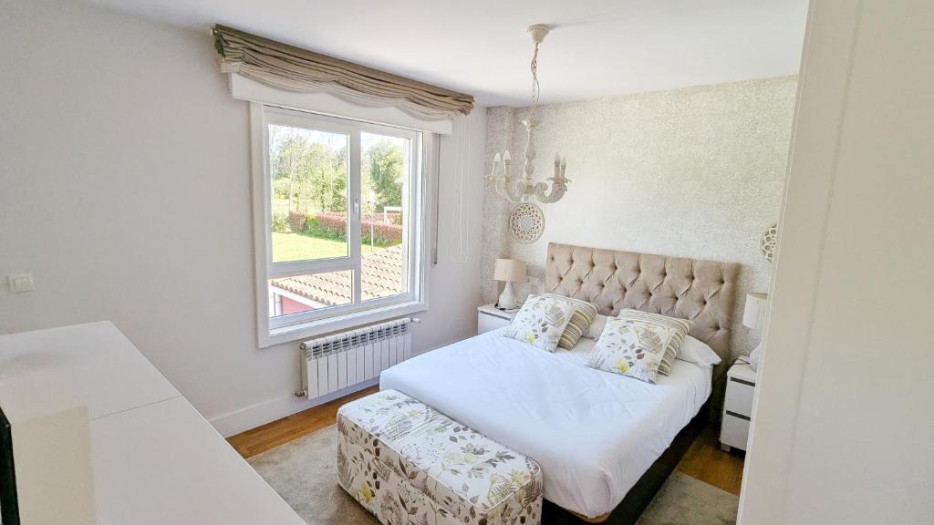 Ένα ή περισσότερα κρεβάτια σε δωμάτιο στο Casa con piscina Riosar Santiago