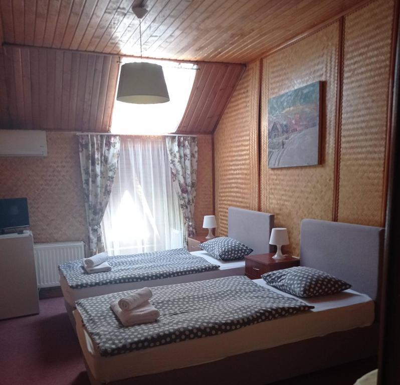 Postel nebo postele na pokoji v ubytování Zakarpatska Kolyba