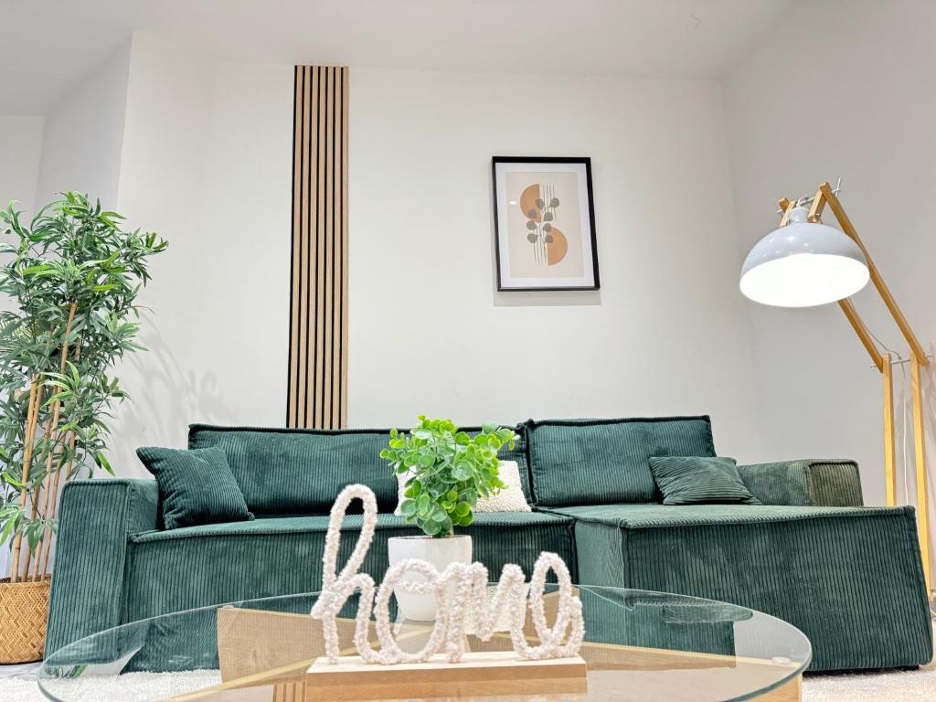 un salon avec un canapé et une table basse dans l'établissement Le Raffiné Troyes - hypercentre, à Troyes