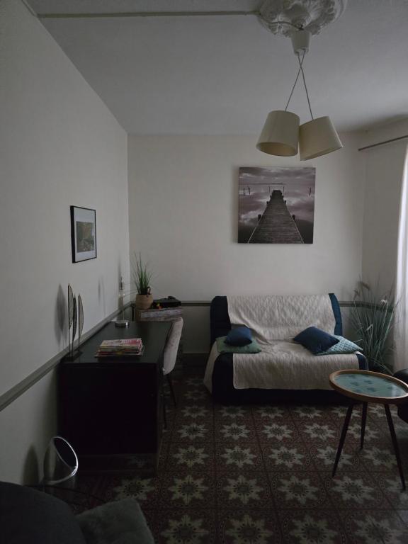 un salon avec un lit et une table dans l'établissement Escapade cathare, à Carcassonne