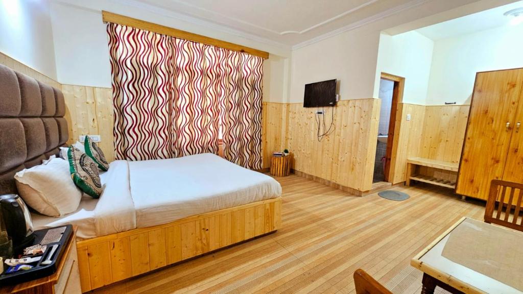 Postel nebo postele na pokoji v ubytování Hotel Suraj Retreat Inn