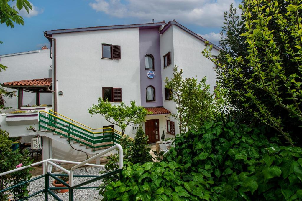 ein weißes Haus mit Treppen, die zu ihm führen in der Unterkunft Apartment Iva in Pula