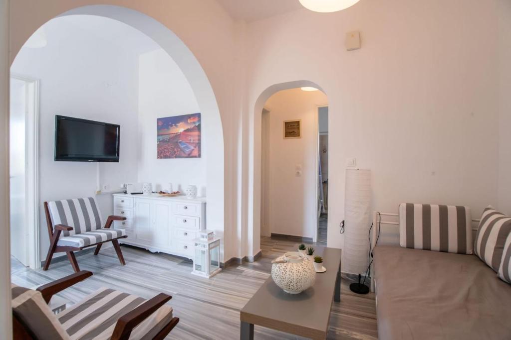 Televízia a/alebo spoločenská miestnosť v ubytovaní 3bedroom Cycladic home Casa Klea in Drios Paros