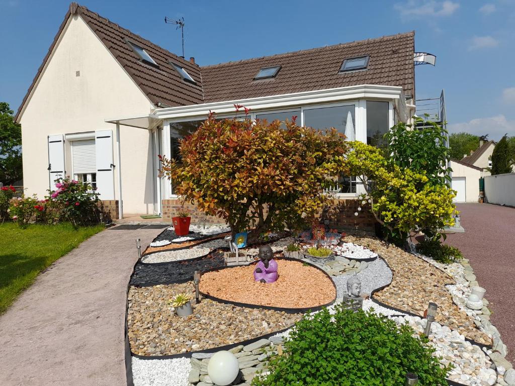 un jardin devant une maison avec un jouet dans l'établissement Chambre sérénité, à Moult