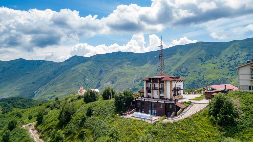 Nespecifikovaný výhled na hory nebo výhled na hory při pohledu z hotelu