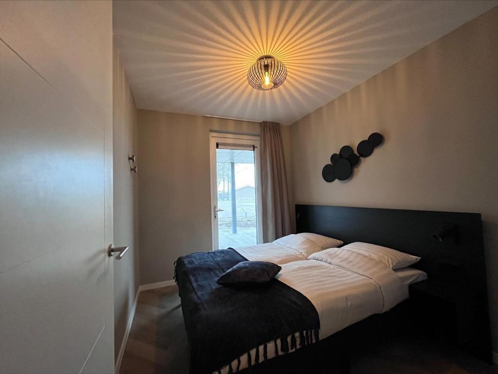 Postel nebo postele na pokoji v ubytování EuroParcs De IJssel Eilanden