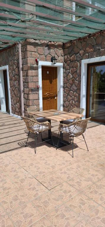 Patio lub wspólna przestrzeń na świeżym powietrzu w obiekcie Molivos Castle Apartments