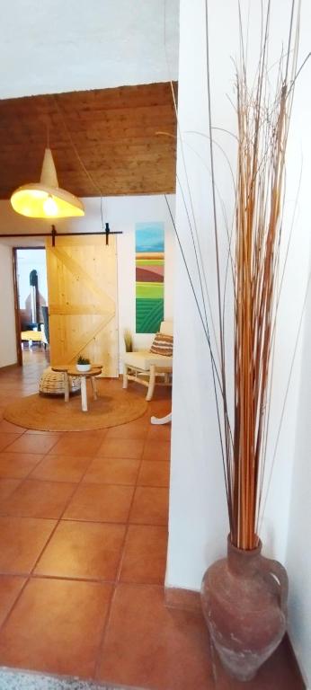 a living room with a vase with a plant in it at Casa da Bica in Alvalade