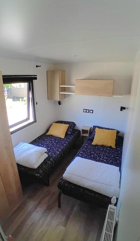 Postel nebo postele na pokoji v ubytování Chalet Cozy Cove te Lauwersoog,1-6 Pers, 3 Schlafzimmer, 2 Badezimmer, 55m2!