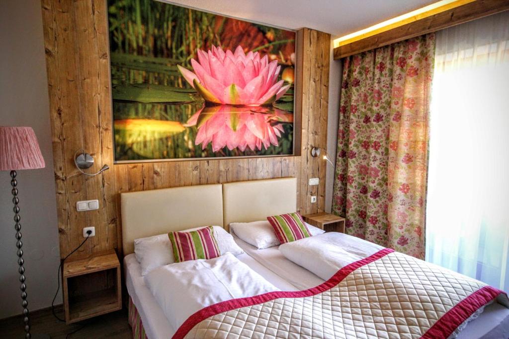 Postel nebo postele na pokoji v ubytování Hotel Rösch