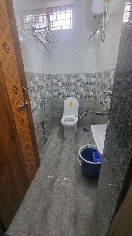 Koupelna v ubytování ShivSangit HomeStay