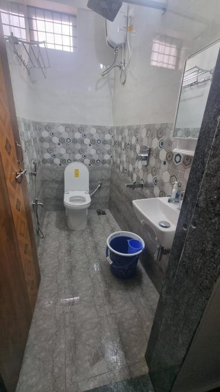 Koupelna v ubytování ShivSangit HomeStay