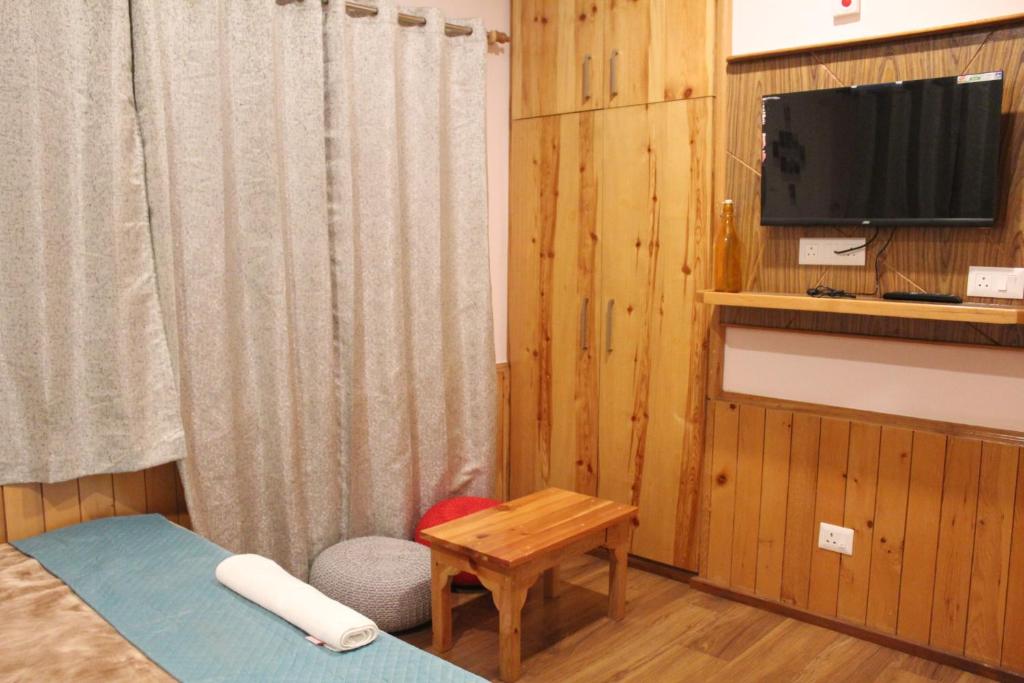TV a/nebo společenská místnost v ubytování Flugafen B&B- A Peaceful home in Apple Orchards