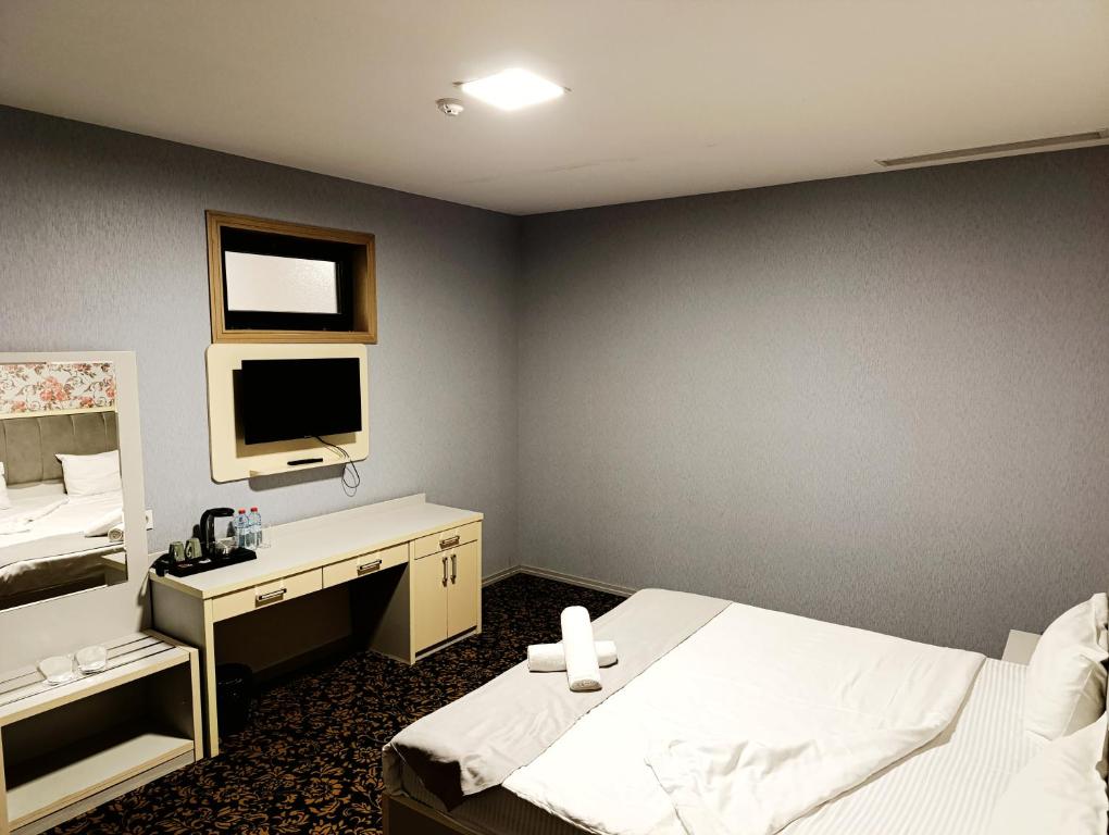 Alis Hotel tesisinde bir odada yatak veya yataklar