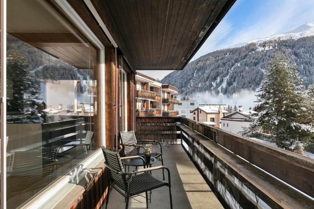 einen Balkon mit Stühlen und Bergblick in der Unterkunft Luxe Davos Residence with Views Private Balcony in Davos