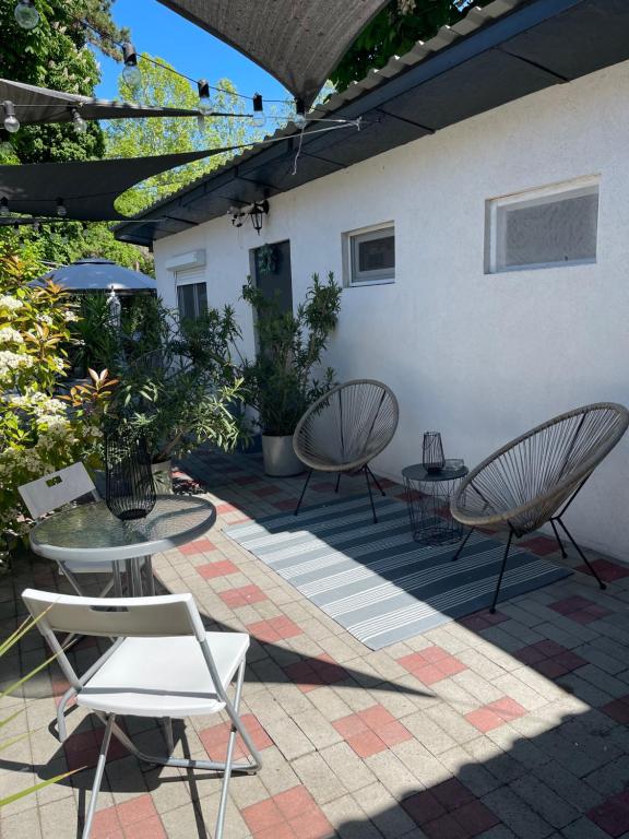 Patio alebo iná vonkajšia časť ubytovania Kertész Vendégház