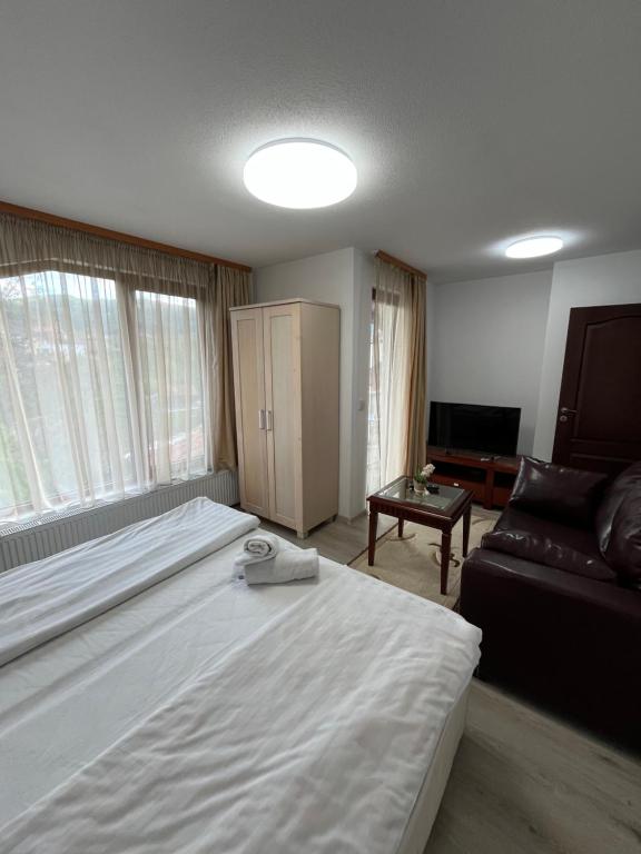 Postel nebo postele na pokoji v ubytování Bayrakova Guest House