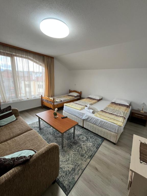 Postel nebo postele na pokoji v ubytování Bayrakova Guest House
