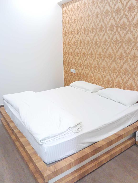Postel nebo postele na pokoji v ubytování Hotel O Shubkamna