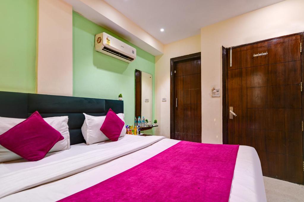 Postel nebo postele na pokoji v ubytování Hotel Snow White Inn - Paharganj New Delhi