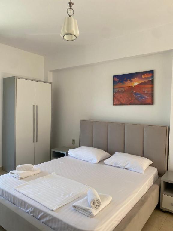 Postel nebo postele na pokoji v ubytování Hotel Mesun Himare