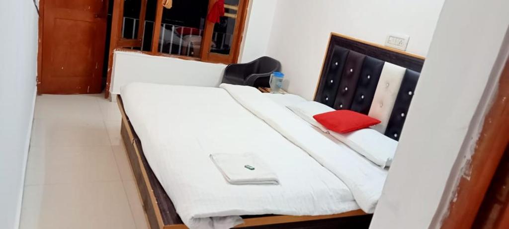 Postel nebo postele na pokoji v ubytování Sandeep homestay