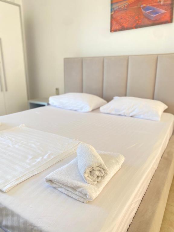 Postel nebo postele na pokoji v ubytování Hotel Mesun Himare