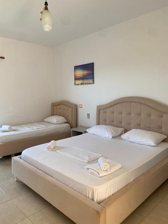 Postel nebo postele na pokoji v ubytování Hotel Mesun Himare