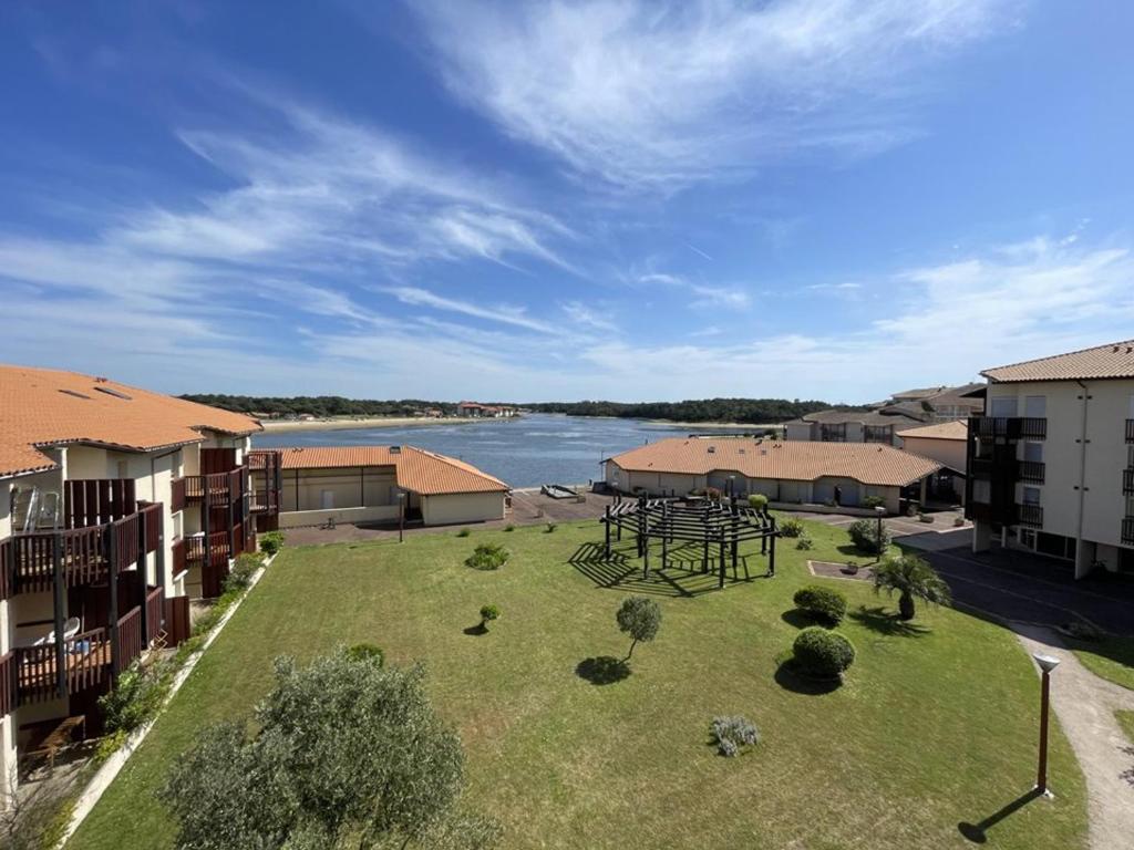 an aerial view of a yard with a picnic table at T2 avec Mezzanine, Piscine, Parking, Animaux admis - FR-1-379-131 in Vieux-Boucau-les-Bains