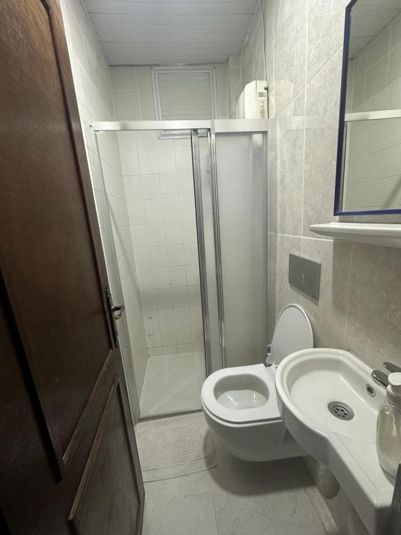A bathroom at Kont Pension