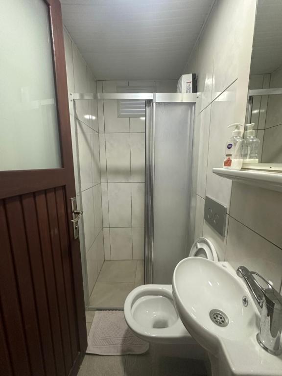 A bathroom at Kont Pension