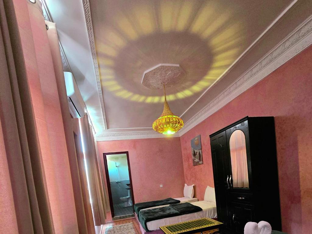 TV a/nebo společenská místnost v ubytování Riad Rime Garden Marrakech