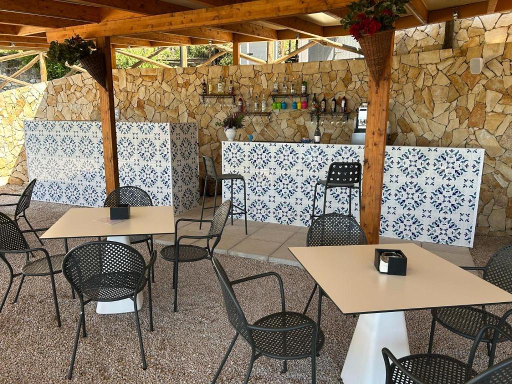 Restauracja lub miejsce do jedzenia w obiekcie casa paola